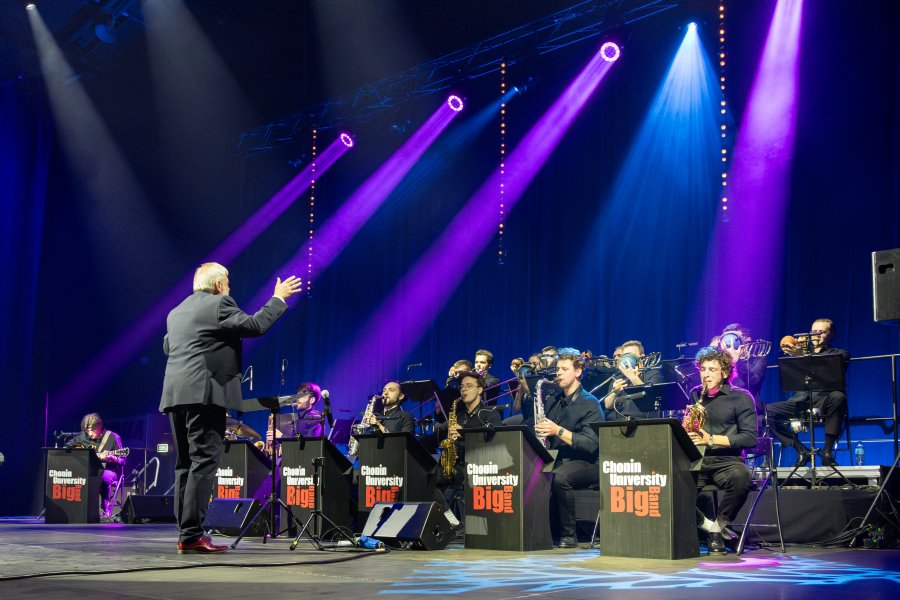 Chopin University Big Band pod batutą Piotra Kostrzewy podczas festiwalu Gdynia Classica Nova 