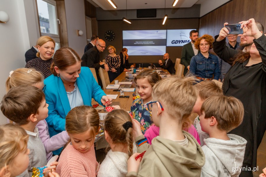 Pierwszoklasiści podczas spotkania z prezydent Aleksandrą Kosiorek i Kolegium Prezydenta Gdyni (fot. Natalia Kawalerowicz)