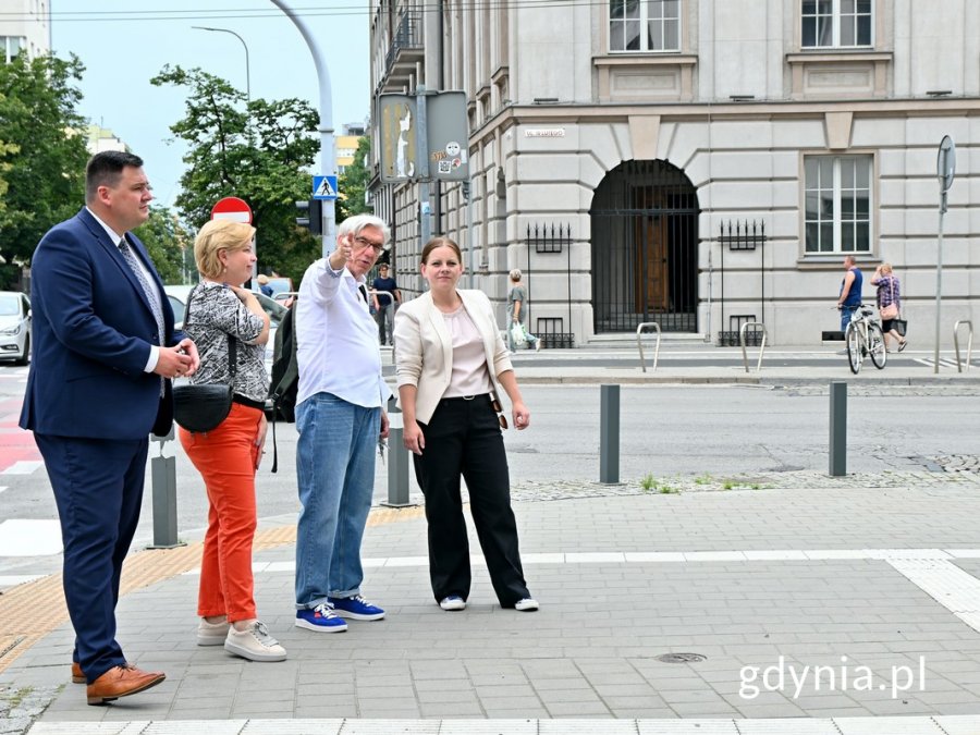 Na zdjęciu uśmiechnięci ludzie