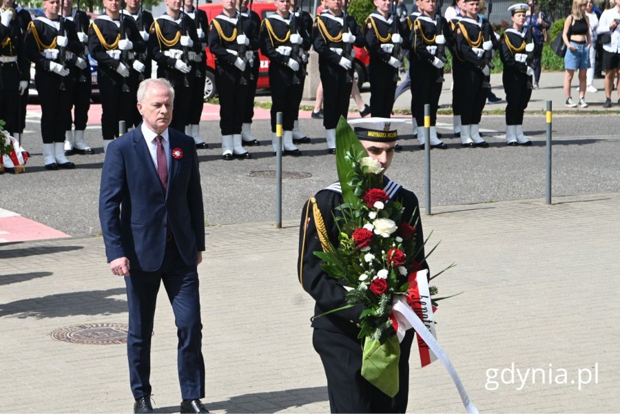 Złożenie wieńca przez Sławomira Rybickiego, senatora (KO) (fot. Magdalena Starnawska)