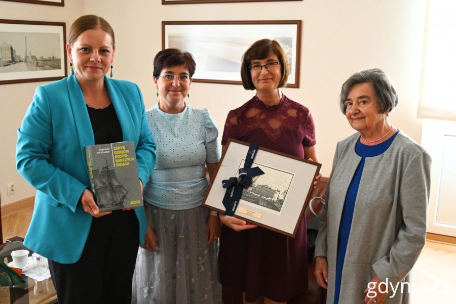 Aleksandra Kosiorek, prezydent Gdyni wręczyła grafikę miasta Mariannie Doliwie-Dobrowolskiej  (fot. Magdalena Starnawska)