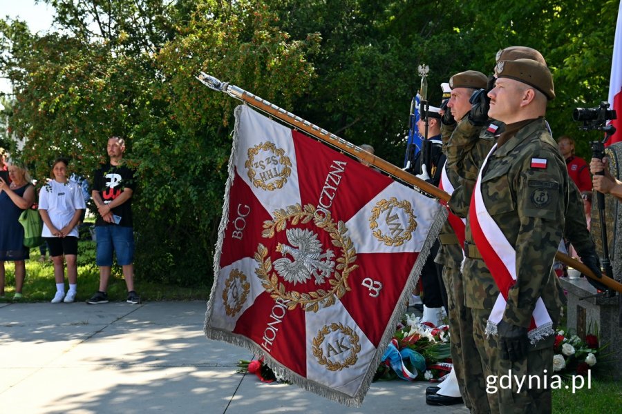 Jeden z pocztów sztandarowych przy pomniku Armii Krajowej podczas uroczystości z okazji 80. rocznicy wybuchu powstania warszawskiego