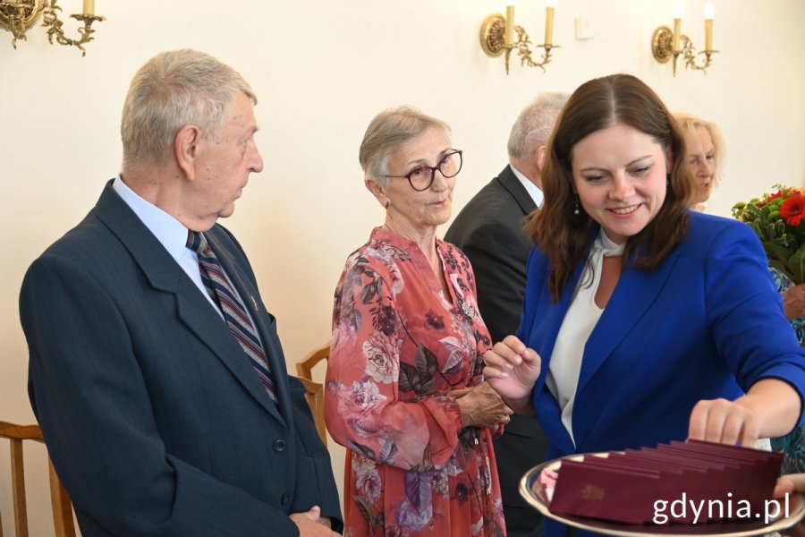 Medale za Długoletnie Pożycie Małżeńskie wręczyła jubilatom prezydent Gdyni Aleksandra Kosiorek