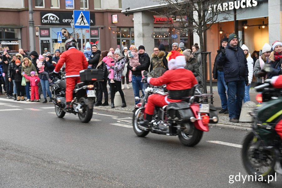 Motocykliści i mieszkańcy na ulicy Świętojańskiej 