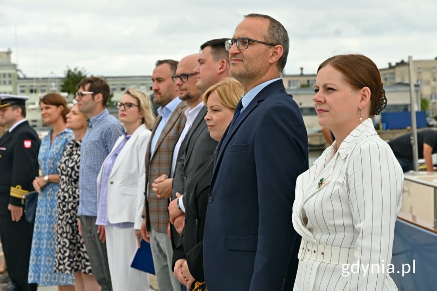 Od prawej: prezydentka Gdyni Aleksandra Kosiorek, Emil Rojek - wicewojewoda pomorski, wiceprezydentka Gdyni Oktawia Gorzeńska, Łukasz Kobus - sekretarz miasta i dyrektor Urzędu Miasta  Gdyni, wiceprezydenci Bartłomiej Austen i Tomasz Augustyniak, radni Gdyni Agnieszka Tokarska i Marek Dudziński oraz Katarzyna Gruszecka-Spychała - wiceprezeska Portu Gdynia podczas uroczystości z okazji 161. rocznicy urodzin inż. Tadeusza Wendy