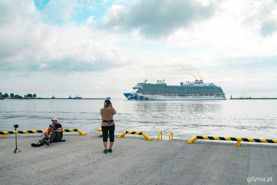 Wejście wycieczkowca Sky Princess do portu w Gdyni, fot. Kamil Złoch