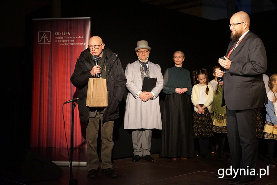 Na scenie m.in. aktor Jerzy Kiszkis (pierwszy z lewej)  i Jarosław Szydłak (pierwszy z prawej)