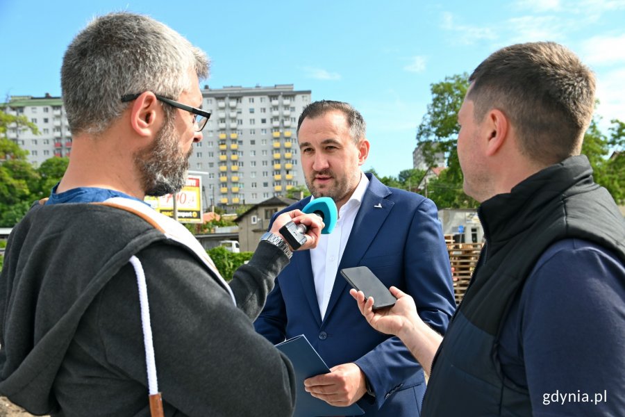 Wiceprezydent Tomasz Augustyniak podczas briefingu przy rondzie na ul. Unruga