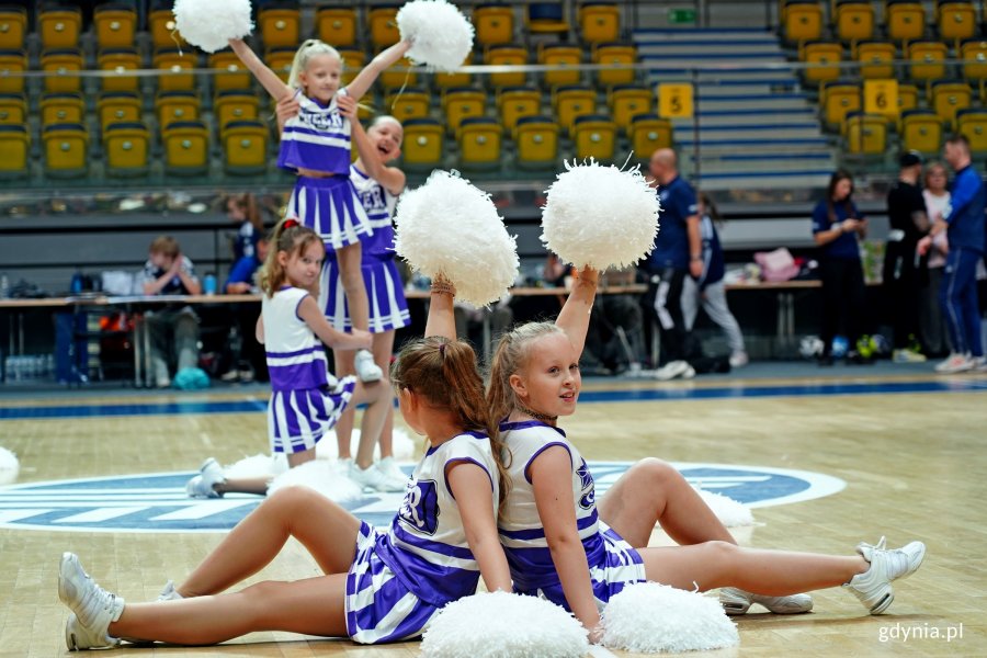 Cheerleaderki podczas pokazu w przerwie jednego z meczów