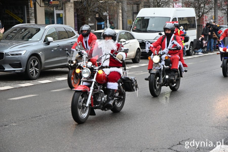 Motocykliści przebrani za mikołaje jadą ulicą Świętojańską