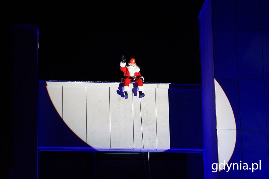 Mikołaj na dachy Teatru Muzycznego