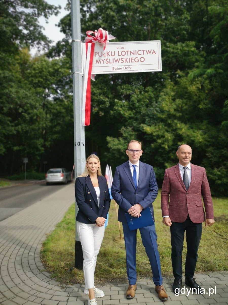 Odsłonięcie tablicy i nadanie nazwy ulicy. Przedstawiciele Rady Miasta Gdyni Jakub Ubych, Anna Salomon (fot. Małgorzata Kliszewska)