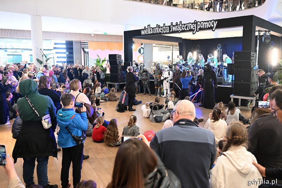 Amber Steel Band na scenie oraz członkowie Polish Garrison 501st Legion i grupy cosplayowej Wielka Armia Republiki  podczas wspólnego występu (fot. M.Puszczewicz)