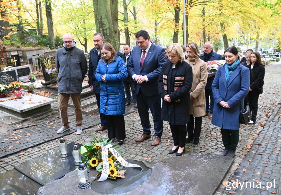 Kwiaty na grobie Franciszki Cegielskiej złożyli: prezydent Gdyni Aleksandra Kosiorek, wiceprezydenci: Oktawia Gorzeńska, Tomasz Augustyniak i Bartłomiej Austen, sekretarz miasta Łukasz Kobus, radne miasta Larysa Kramin i Emilia Rogała oraz młodzież z Zespołu Szkolno-Przedszkolnego nr 3 