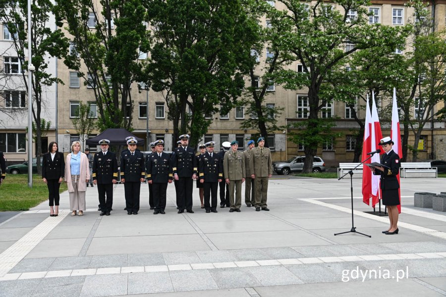 Przedstawiciele służb mundurowych oddali hołd weteranom i uczestnikom misji ONZ w dniu ich święta, fot. Michał Sałata