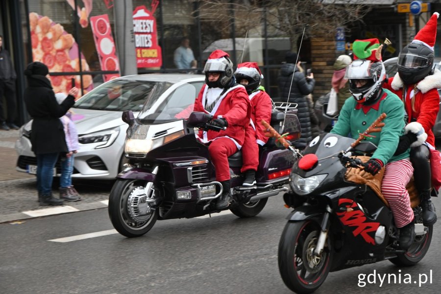 Motocykliści przebrani za mikołaje jadą ulicą Świętojańską