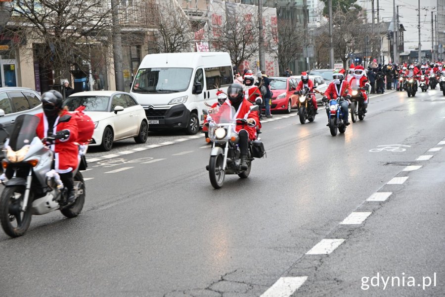 Motocykliści przebrani za mikołaje jadą ulicą Świętojańską