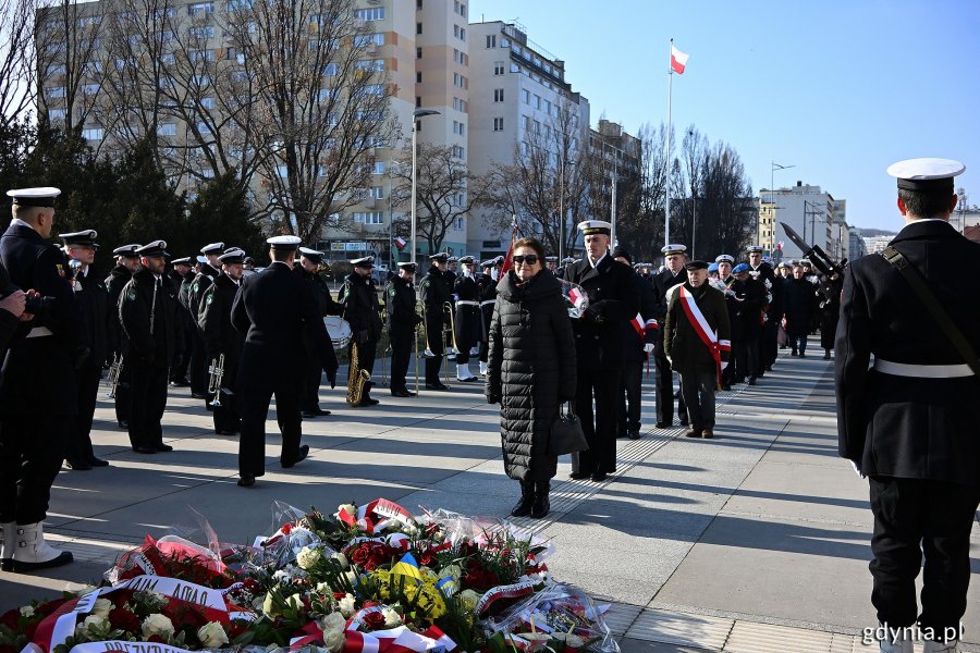 Hanna Wenda-Uszyńska, wnuczka Tadeusza Wendy, składająca kwiaty pod pomnikiem Polski Morskiej podczas uroczystości z okazji 99. rocznicy nadania Gdyni praw miejskich 