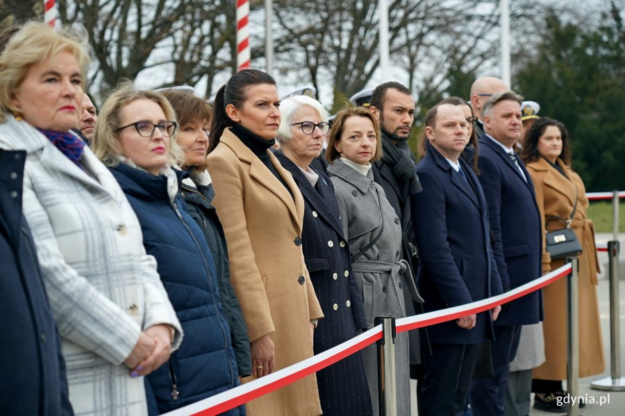 Od lewej: radne Teresa Bysewska, Agnieszka Tokarska, Małgorzata Wójcik, Mariola Śrubarczyk-Cichowska - wiceprzewodnicząca Rady Miasta Gdyni, radni Joanna Zielińska, Larysa Kramin i Marcus da Silva, posłowie Rafał Siemaszko, Wioleta Tomczak i Michał Kowalski oraz Dorota Arciszewska-Mielewczyk podczas uroczystości z okazji 26. rocznicy przystąpienia Polski do NATO