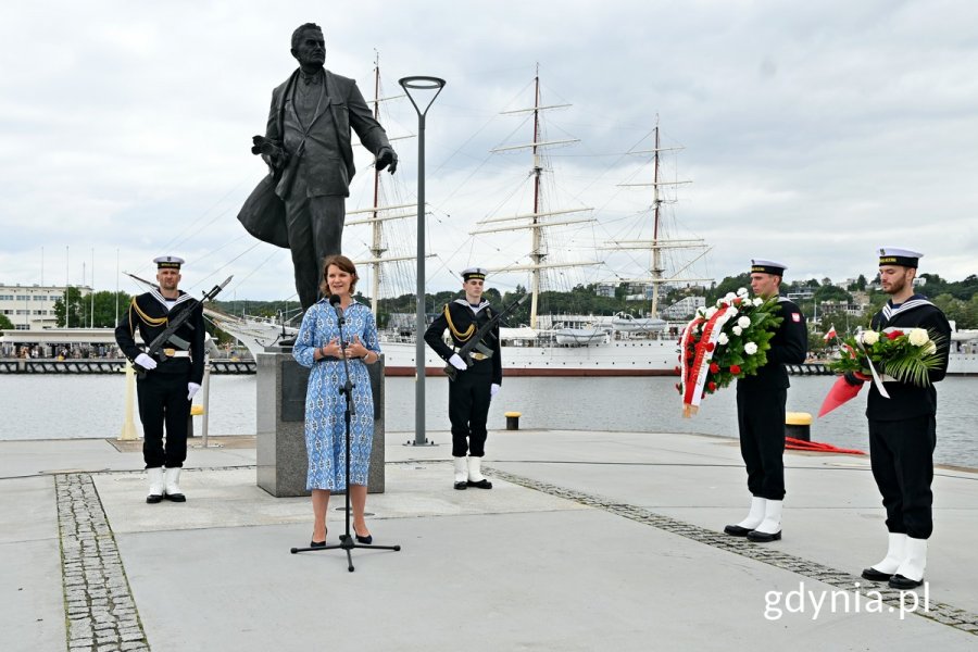 Wiceprezeska Portu Gdynia Katarzyna Gruszecka-Spychała podczas uroczystości z okazji 161. rocznicy urodzin inż. Tadeusza Wendy