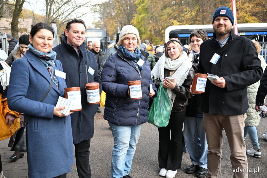 Od lewej: radna miasta Emilia Rogała, Maciej Wojnicki - radny dzielnicy Witomino oraz radni miasta Beata Zastawna i Łukasz Strzałkowski podczas kwesty na Cmentarzu Witomińskim