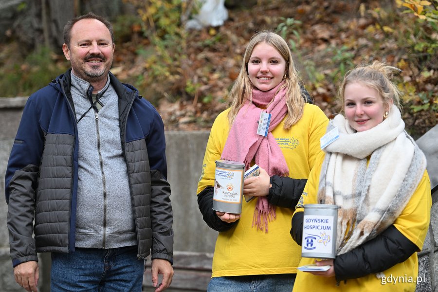 Wolontariuszki podczas kwesty listopadowej na Cmentarzu Witomińskim 