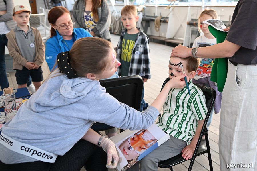 Malowanie buziek na „Darze Pomorza”