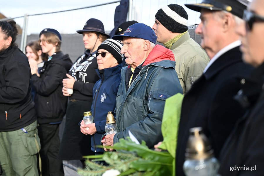 Uczestnicy uroczystości na bulwarze Nadmorskim przed pomnikiem „Tym, co odeszli na wieczną wachtę”