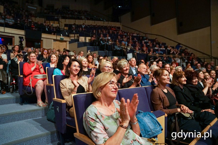  Gala „Gdyni bez barier” i ludzie siedzący na widowni