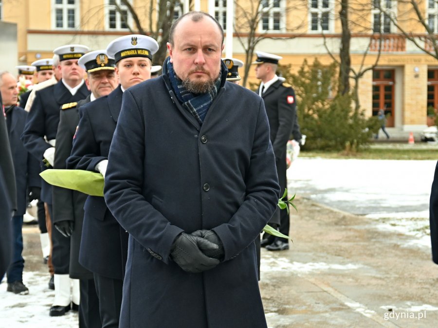 Mariusz Bzdęga - dyrektor zarządzający ds. kultury i aktywności mieszkańców składający kwiaty przed pomnikiem Armii Krajowej podczas uroczystości z okazji 83. rocznicy utworzenia AK 