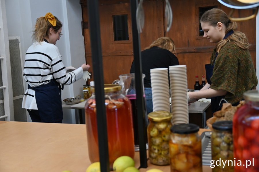 Kobiety w mobilnej kuchni przygotowują brunch