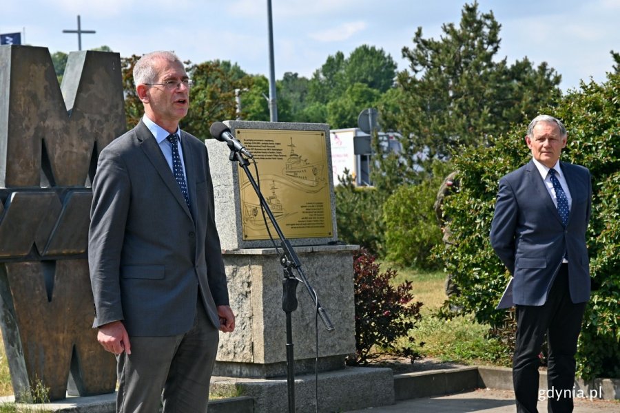 prof. Grzegorz Motyka, dyrektor Wojskowego Biura Historycznego, przemawiający podczas otwarcia wystawy „D-Day. Okręty polskiej Marynarki Wojennej w operacji desantowej w Normandii” 