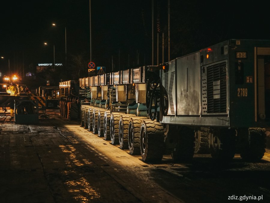 Zestaw transportowy, czyli specjalne wieloosiowe wózki SPMT na skwerze Kościuszki // fot. Marcin Mielewski