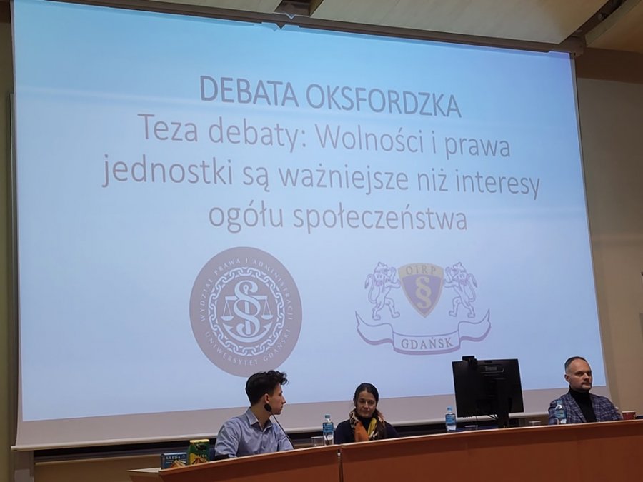 Młdozież w trakcie debaty