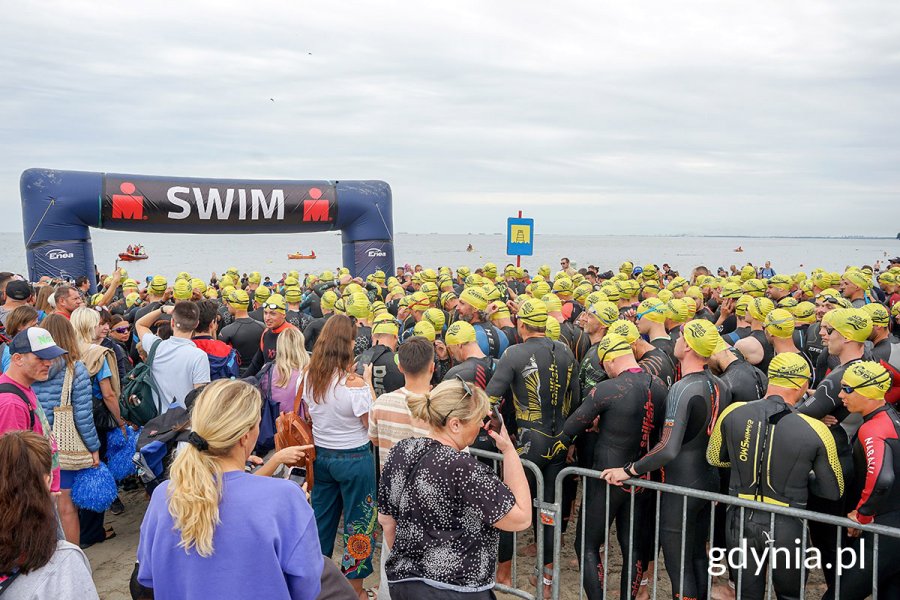 Zawodnicy rywalizujący w etapie pływackim zawodów Sprint Triathlon Gdynia oczekujący na start na plaży Śródmieście // fot. Mirosław Pieślak