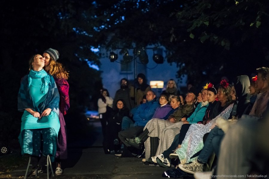 Zdjęcie z prezentacji spektaklu „Rodzanice” na festiwalu „Pociąg do miasta”. Aktorzy grają przed siedzącą na krzesłach publicznością // fot. Krzysztof Winciorek