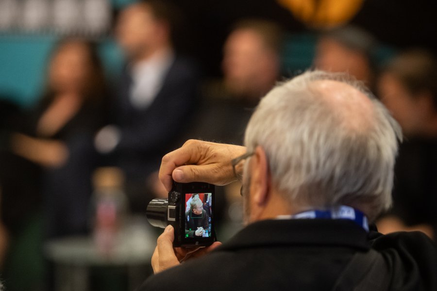 Jeden z fotografów robiący zdjęcie Andrzejowi Chyrze podczas jednego ze spotkań z twórcami 