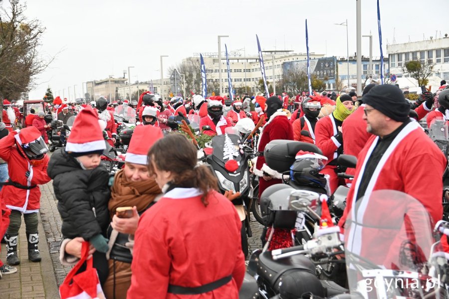 Motocykliści przebrani za mikołaje