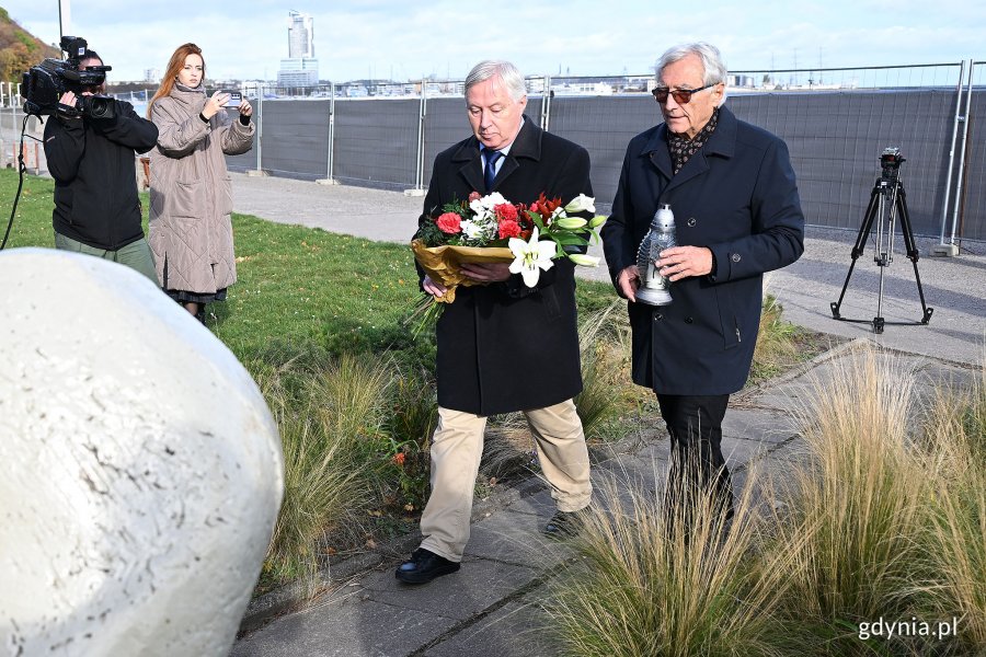 Bogusław Witkowski - prezes Pomorskiego Związku Żeglarskiego i Leopold Naskręt - wiceprezes Pomorskiego Związku Żeglarskiego ds. organizacyjnych składający kwiaty podczas uroczystości przed pomnikiem „Tym, co odeszli na wieczną wachtę”