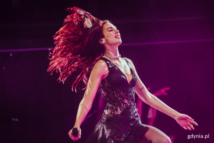 Na scenie Dua Lipa na Open'erze 2024 (uwaga, pobranie zdjęcia wymaga zgody redakcji gdynia.pl)