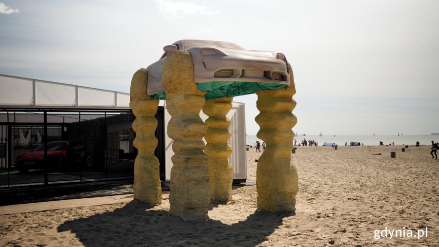 Wystawa „In the shell” na plaży miejskiej stworzona przez Łukasza „Zulu Kuki” Pączkowskiego. fot. Konrad Maćkowiak 