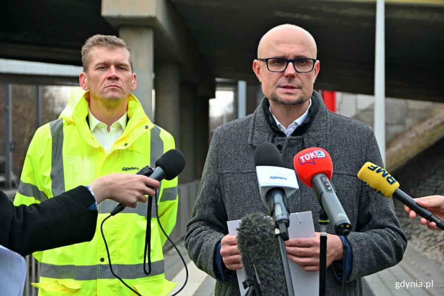 Wiceprezydent Gdyni Bartłomiej Austen i Michał Felon – dyrektor Zarządu Dróg i Zieleni w Gdyni podczas briefingu przy wiadukcie na węźle Karwiny