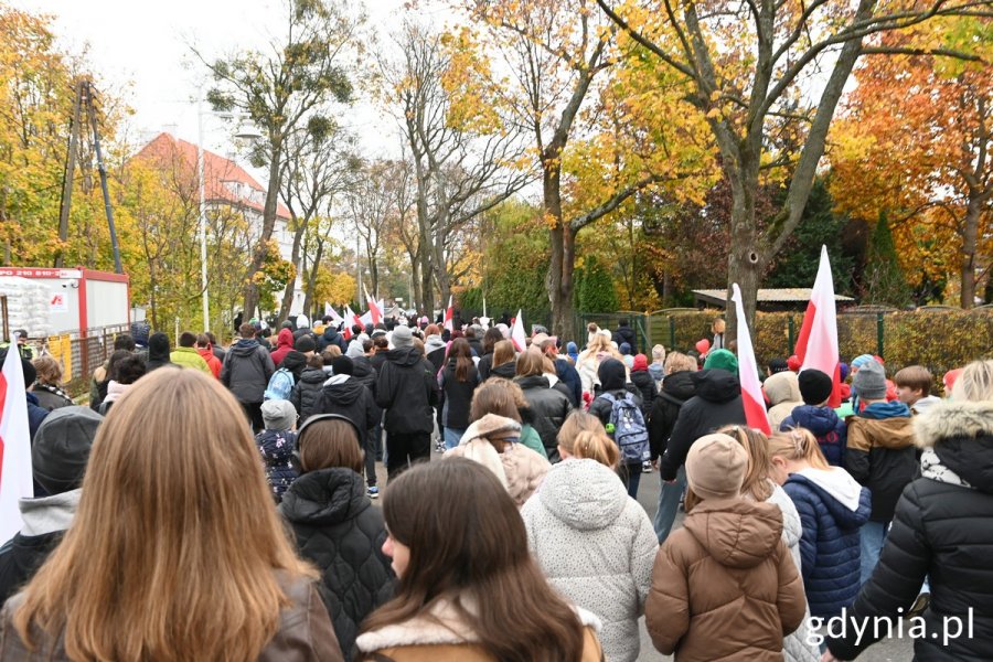 Uczniowie idący w paradzie ulicą Orłowską