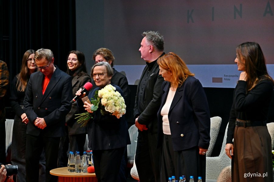 Agnieszka Holland ze statuetką Arcymistrzyni Kina w towarzystwie Jerzego Radosa i Łukasza Maciejewskiego, dyrektorów festiwalu „Arcymistrzowie kina”, oraz artystów, z którymi współpracowała na przestrzeni lat