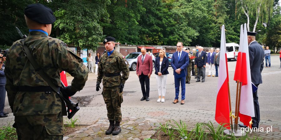 Złożenie kwiatów pod pomnikiem. Na zdjęciu przedstawiciele Rady Miasta Gdyni Jakub Ubych, Anna Salomon (fot. Małgorzata Kaliszewska)