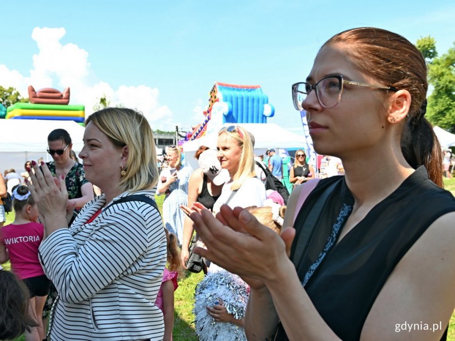 Wiceprezydent Gdyni Oktawia Gorzeńska podczas festynu „Nie lada olimpiada” w parku Kolibki