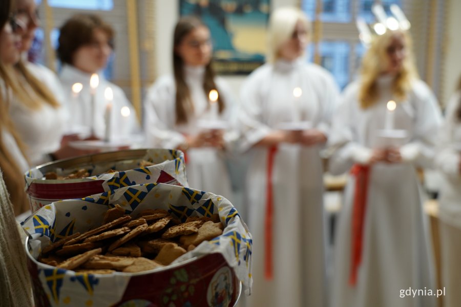 na zdjęciu pudełko z pierniczkami