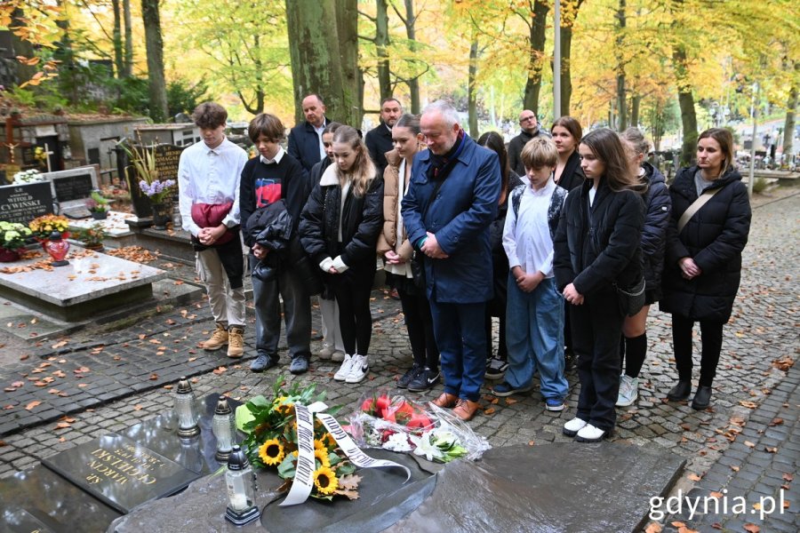 Krzysztof Jankowski, dyrektor Zespołu Szkolno-Przedszkolnego nr 3 wraz z uczniami przy grobie Franciszki Cegielskiej