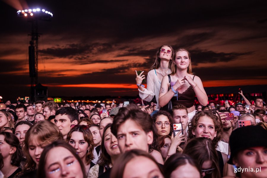 Festiwalowicze podczas czwartego dnia Open'era (fot. Karol Stańczak)