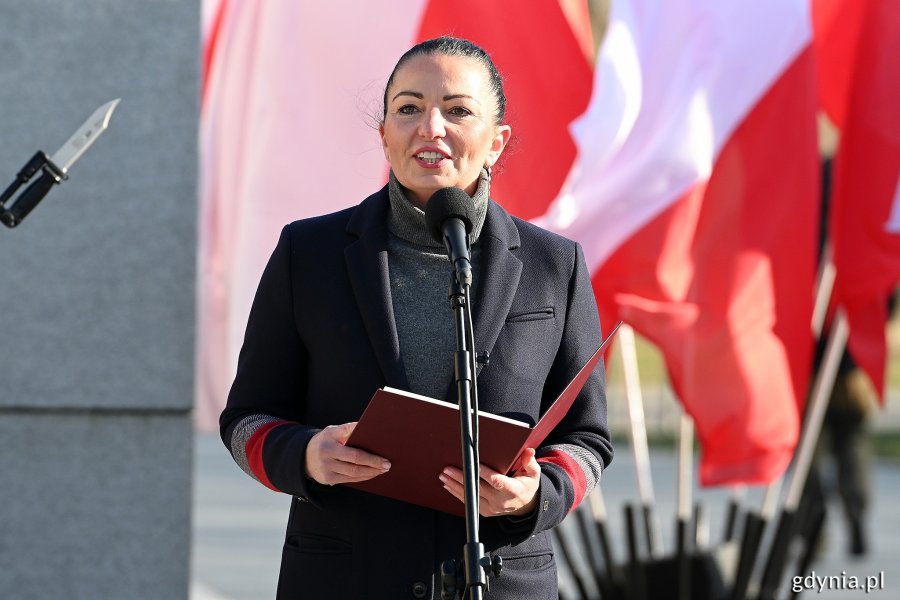 Beata Koniarska - radna sejmiku województwa pomorskiego odczytująca list od Mieczysława Struka - marszałka województwa pomorskiego podczas uroczystości z okazji 99. rocznicy nadania Gdyni praw miejskich